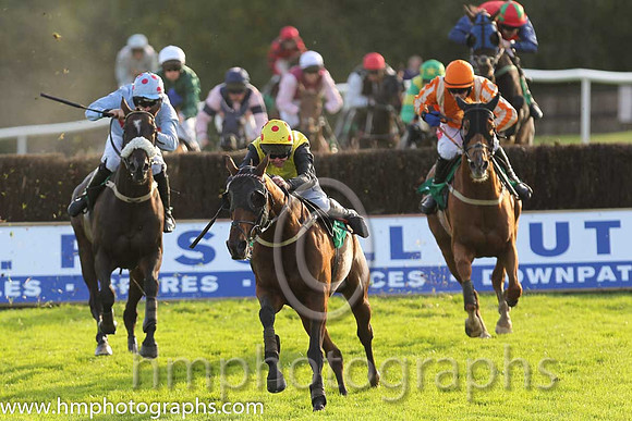 01st Killeen Elegance ( 8 , yellow, black sleeves ) and A.E. Lynch - Trainer : Ms Claire O'Connell - Owner : J. A. O'Connell/Mrs Berna O'Sullivan