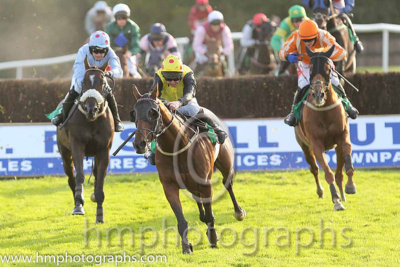01st Killeen Elegance ( 8 , yellow, black sleeves ) and A.E. Lynch - Trainer : Ms Claire O'Connell - Owner : J. A. O'Connell/Mrs Berna O'Sullivan