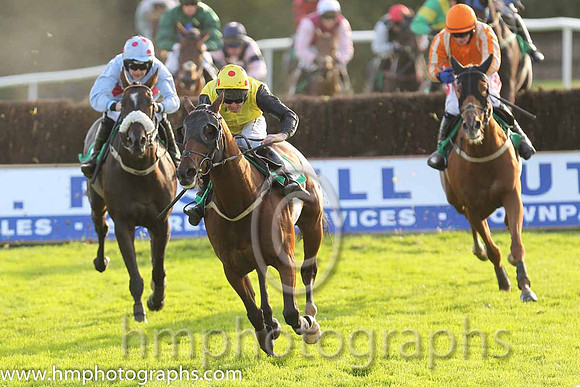 01st Killeen Elegance ( 8 , yellow, black sleeves ) and A.E. Lynch - Trainer : Ms Claire O'Connell - Owner : J. A. O'Connell/Mrs Berna O'Sullivan