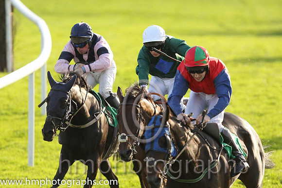 07th Tomcoole Lad ( 10 , dark green , royal blue diamond ) and B.R. Dalton (3) - Trainer : L. Byrne - Owner : Donal Doyle