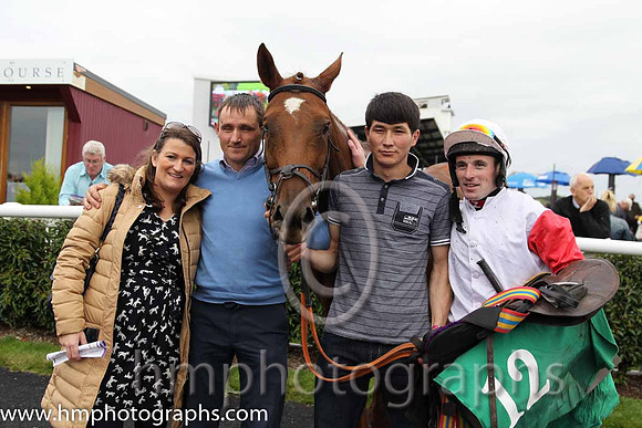01st Sister Annie ( 12 , ehite, red sleeves ) and S.W. Flanagan - Trainer : John Laurence Cullen - Owner : Mrs Riona Molony