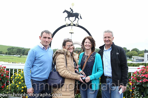 01st Sister Annie ( 12 , ehite, red sleeves ) and S.W. Flanagan - Trainer : John Laurence Cullen - Owner : Mrs Riona Molony