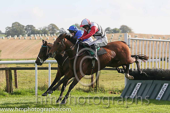 01st Urban Dusk ( 2 , white and black chevrons ) and D.R. Fox - Trainer : Mark Michael McNiff - Owner : Sligo Racing Club