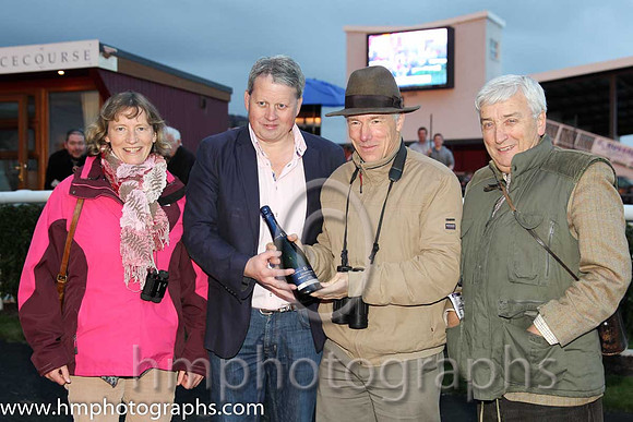 01st Concience ( 9 , dark blue and yellow qtrd ) and J.P. Dowling (7) - Trainer : Desmond McDonogh - Owner : P.E.I.Newell