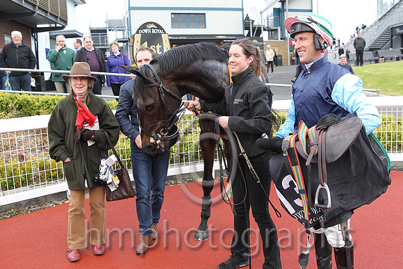 01st New World (GB) ( 13 , blue, light blue sleeves ) and R.M. Power - Trainer : Keith Henry Clarke - Owner : Mrs S.N.J. Embiricos