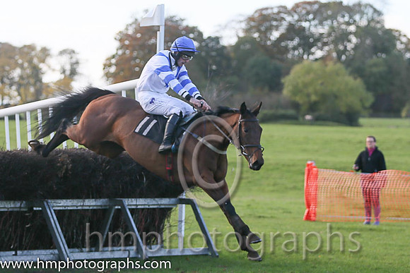 03rd Suzy'S Music and B G Crawford ( 11 , WHITE,royal blue chevron; white,royal blue armlet sleeves; white  royal blue qtd cap ) Trainer: S.R.B. Crawford,, Owner : Roy McGaw