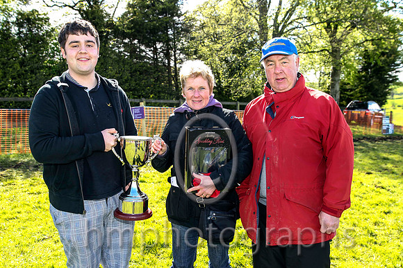 R5 Man With Van owner Mrs F Cumiskey and race sponsor Franco Hughes and son  - CU2D7407-e