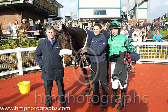 01st Missy Tata (FR) ( 6 , green ) and B.J. Cooper - Trainer : Gordon Elliott - Owner : Simon Munir
