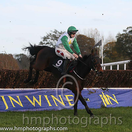 02nd Nosey Box ( 9 , white, yellow diamond ) and S.W. Flanagan - Trainer : Noel C. Kelly - Owner : Halffore Syndicate