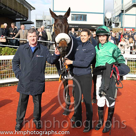 01st Missy Tata (FR) ( 6 , green ) and B.J. Cooper - Trainer : Gordon Elliott - Owner : Simon Munir