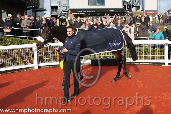 01st Missy Tata (FR) ( 6 , green ) and B.J. Cooper - Trainer : Gordon Elliott - Owner : Simon Munir