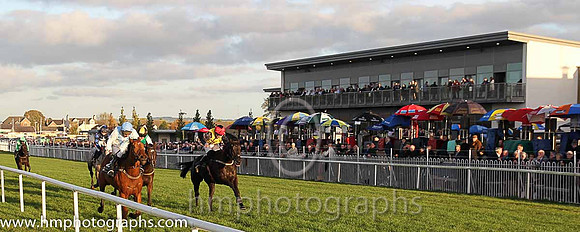 02nd Catch A Lucky Star ( 2 , white, light blue chevron ) and N. McParlan (5) - Trainer : J.G.Cosgrave - Owner : J.G.Cosgrave
