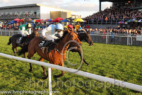 02nd Catch A Lucky Star ( 2 , white, light blue chevron ) and N. McParlan (5) - Trainer : J.G.Cosgrave - Owner : J.G.Cosgrave