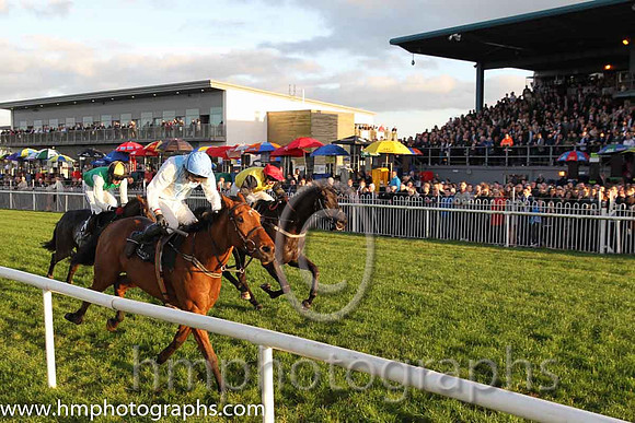02nd Catch A Lucky Star ( 2 , white, light blue chevron ) and N. McParlan (5) - Trainer : J.G.Cosgrave - Owner : J.G.Cosgrave