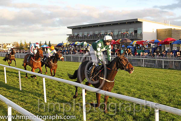 07th Burn The Moss ( 1 , dark green , three white diamonds ) and S. Clements (3) - Trainer : Anthony Mulholland - Owner : Anthony Mulholland