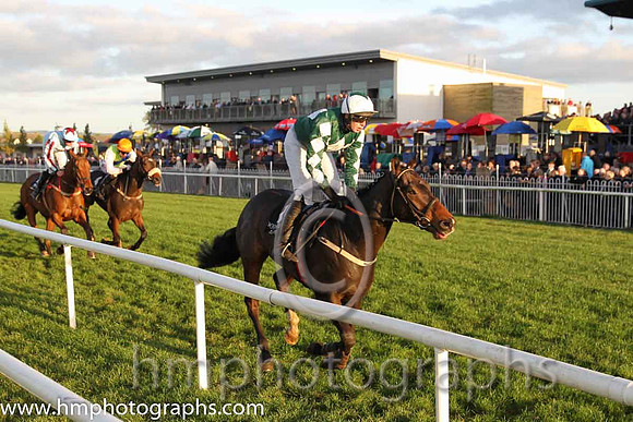 07th Burn The Moss ( 1 , dark green , three white diamonds ) and S. Clements (3) - Trainer : Anthony Mulholland - Owner : Anthony Mulholland