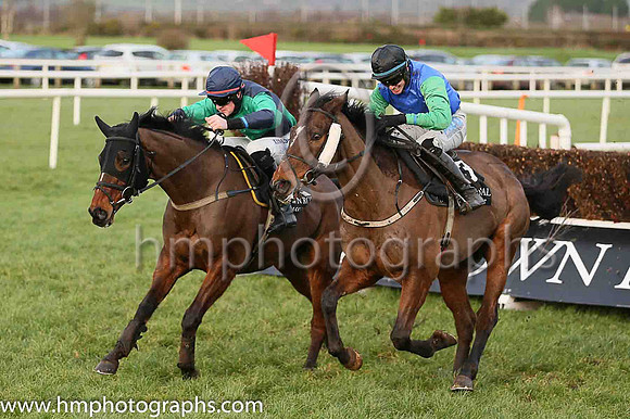 02 Dr Moloney ( 1 , dark blue and emerald green ) and G.N. Fox - Trainer : S.R.B. Crawford - Owner : G Ramsey