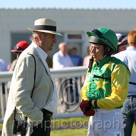 14 - Murphys Friend Trainer Noel Meade instructs jockey D J Condon - FT8E5902-10