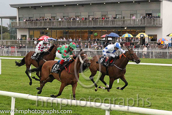 02nd Ondamoura ( 13 , emerald green, white stars ) and R.D. Dolan (4) - Trainer : T.Hogan - Owner : T.J. Doran