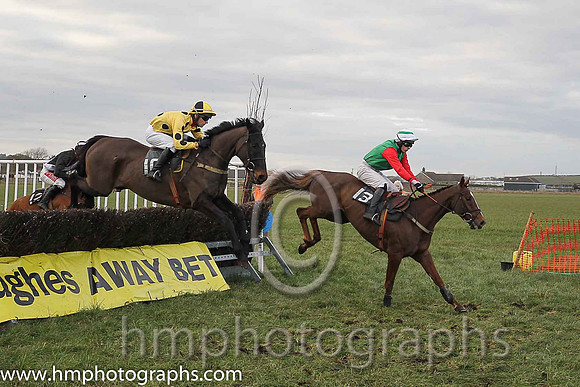 MAKLOUD and N Gault ( 10 , YELLOW,black spots; yellow,black spots sleeves; yellow  black qtd cap ) Trainer: Holly McGahan,, Owner : Judith Todd