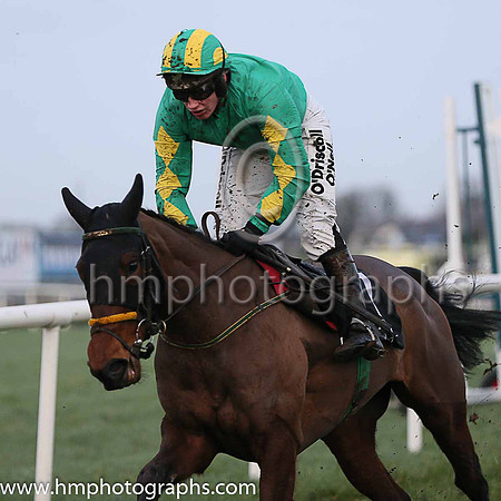 01 She's A Star ( 7 , emerald , yellow diamonds on sleeves ) and N. Carberry - Trainer : Noel Meade - Owner : Philip J Meade