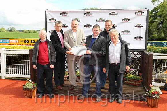01 - Winning owners , The Dorightlys Syndicate & Trainer James Lambe (2nd form lelt) - FT8E6364-24