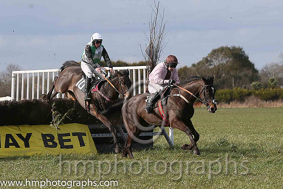 BACK BAR and J J Codd ( 10 , EMERALD GREEN  WHITE QTD; black sleeves; white cap ) Trainer: W.F. Codd,, Owner : Eric A. Elliott