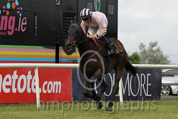 01 Sir Ector & C D hayes - winner (7, pink, dark blue and pink striped cap) - CU2D8045-6