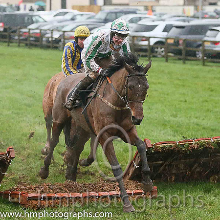 18th Isle Road ( 9 , white, emerald green stars ) and A.J. Fox (7) - Trainer : Jason Cairns - Owner : F.McClean