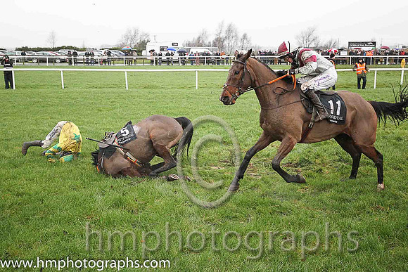 08th F Sounds Of Thunder (GB) ( 5 , yellow, emerald green star ) and R. Loughran - Trainer : Adrian McGuinness - Owner : Sean F. Gallagher