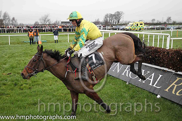 07th I C Gold ( 7 , yellow, emerald green star ) and R. Loughran - Trainer : Adrian McGuinness - Owner : Sean F. Gallagher