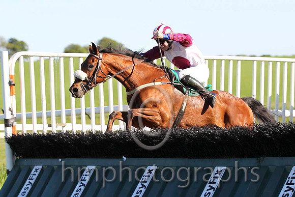 01 Point the Toes & S E Butler - winner (3, white, maroon disc)- FT8E5980-12