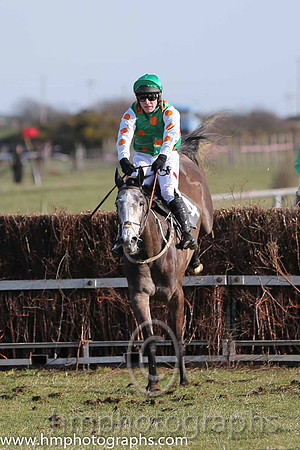 01 Monbeg Rose  R James - Trainer : Donnchadh Doyle, Green, orange spots