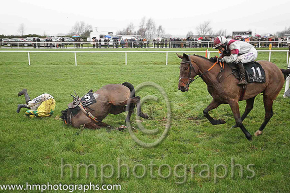 08th F Sounds Of Thunder (GB) ( 5 , yellow, emerald green star ) and R. Loughran - Trainer : Adrian McGuinness - Owner : Sean F. Gallagher