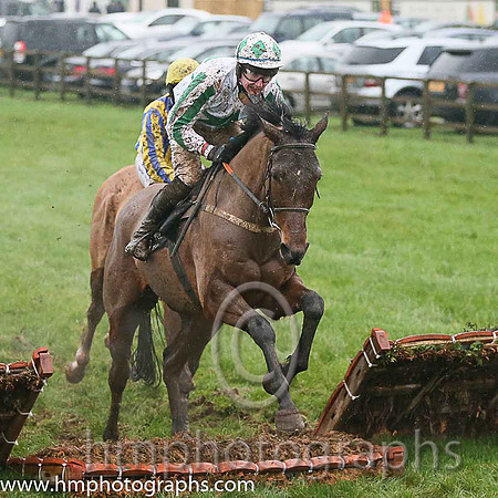 18th Isle Road ( 9 , white, emerald green stars ) and A.J. Fox (7) - Trainer : Jason Cairns - Owner : F.McClean