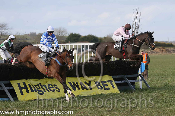 01st OSCAR MOR and B O'Neill ( 8 , ROYAL BLUE,white chevrons; royal blue,white chevrons sleeves; white cap ) Trainer: Colin Bowe,, Owner : Sean Wickham
