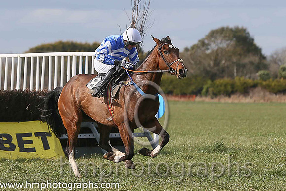 01st OSCAR MOR and B O'Neill ( 8 , ROYAL BLUE,white chevrons; royal blue,white chevrons sleeves; white cap ) Trainer: Colin Bowe,, Owner : Sean Wickham