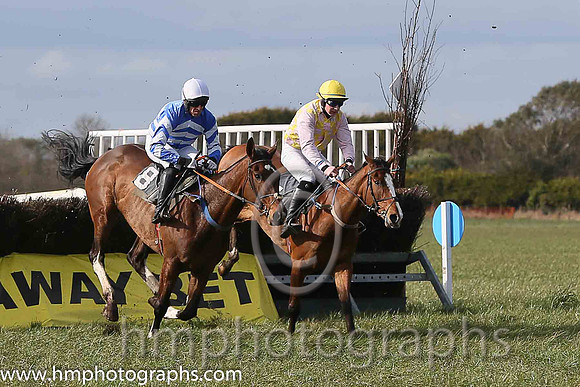AMONIT and A J Fox ( 5 , PINK  YELLOW CHECK; pink sleeves; yellow cap ) Trainer: Warren Ewing,, Owner : Warren Ewing