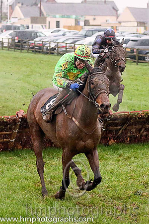 01st Conright Boy ( 8 , light green, yellow diamond ) and G.N. Fox (3) - Trainer : Mrs. C. O'Leary - Owner : Robert Conway