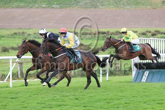 5 Ballyquin Bay (2 ,yellow, green triple diamonds ), Jockey - C P Millar ,Trainer - G Elliott