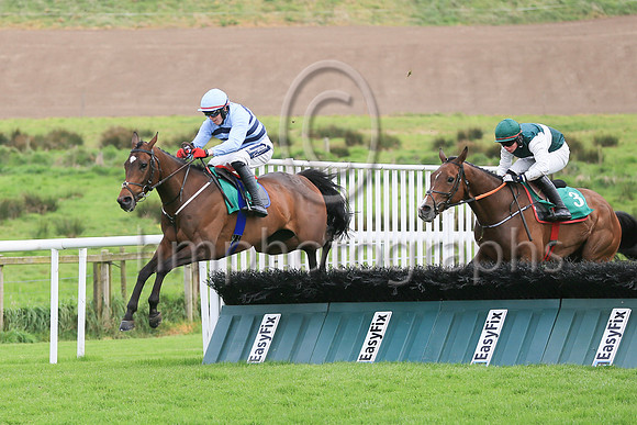 4 Lazer Wolf (5 ,light blue and dark blue chevrons ), Jockey - K M Donoghue ,Trainer - G P Cromwell