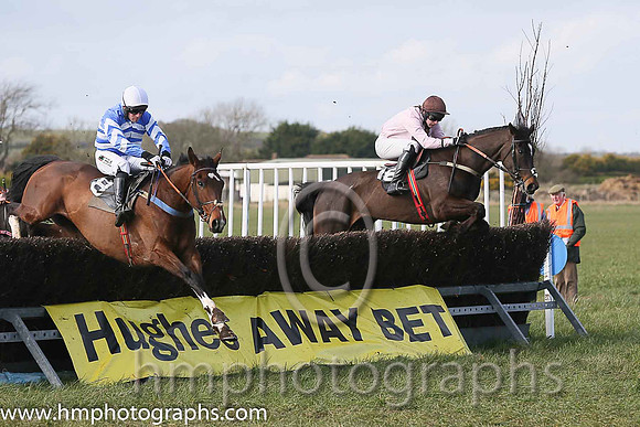 01st OSCAR MOR and B O'Neill ( 8 , ROYAL BLUE,white chevrons; royal blue,white chevrons sleeves; white cap ) Trainer: Colin Bowe,, Owner : Sean Wickham