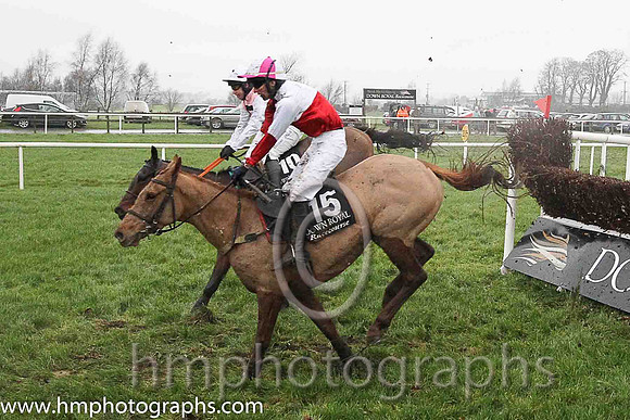 09th Archview Sunshine ( 15 , red and white qtrd ) and N. Gault (7) - Trainer : Mrs Holly McGahan - Owner : Mrs Holly McGahan