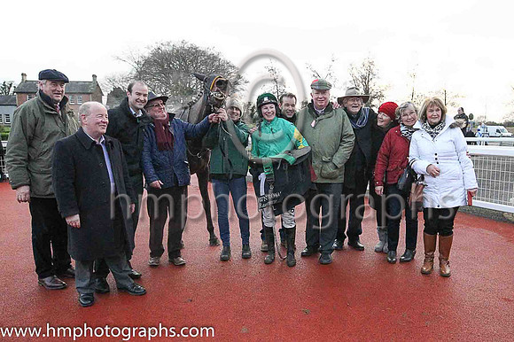 01 She's A Star ( 7 , emerald , yellow diamonds on sleeves ) and N. Carberry - Trainer : Noel Meade - Owner : Philip J Meade