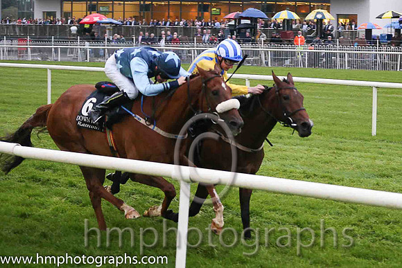 01st dh Whiteout (GER) ( 5 , yellow  royal blue stripes ) and D.P. McDonogh - Trainer : W.P. Mullins - Owner : D.Lawlor  01st dh He'llberemembered ( 6 , dark blue, light blue stars ) and T.P. Madden (
