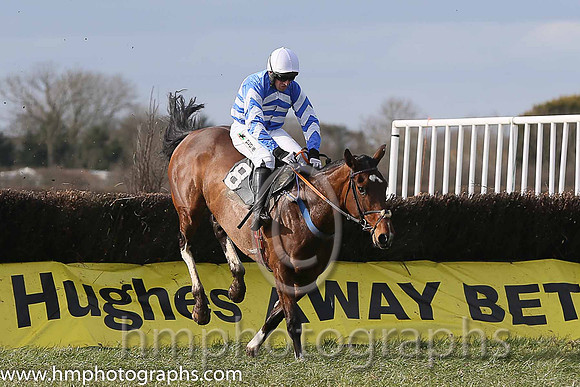 01st OSCAR MOR and B O'Neill ( 8 , ROYAL BLUE,white chevrons; royal blue,white chevrons sleeves; white cap ) Trainer: Colin Bowe,, Owner : Sean Wickham