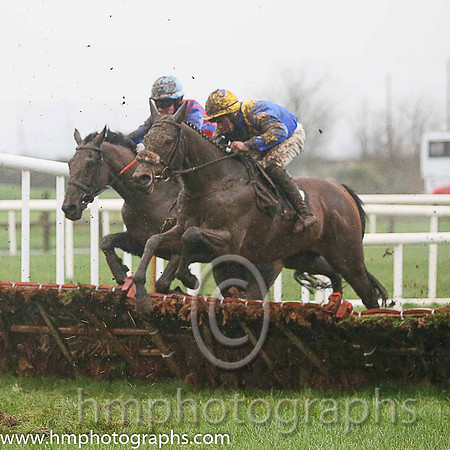 04th Tyrone Tiger ( 13 , red and royal blue stripes ) and C.M. Collins (4) - Trainer : Miss Suzy Barkley - Owner : Applepie Syndicate