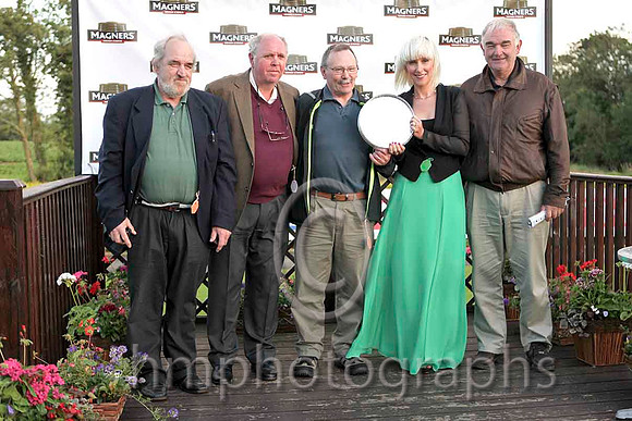 The Leftovers Syndicate , owners of Windsor Pride receive their prize from a Magners Girl at Down Royal -IMG_0095-e