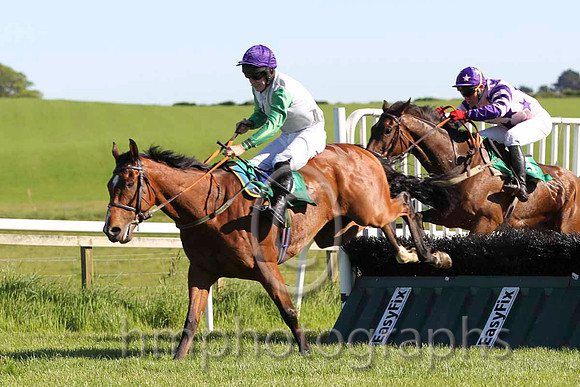 01 Miranour & J S McGarvey - winner (9, white, emerald green sleeves) & 02 Kims Dream & J L Cullen - 2nd (1, pink, purple stars)  - FT8E5930-30