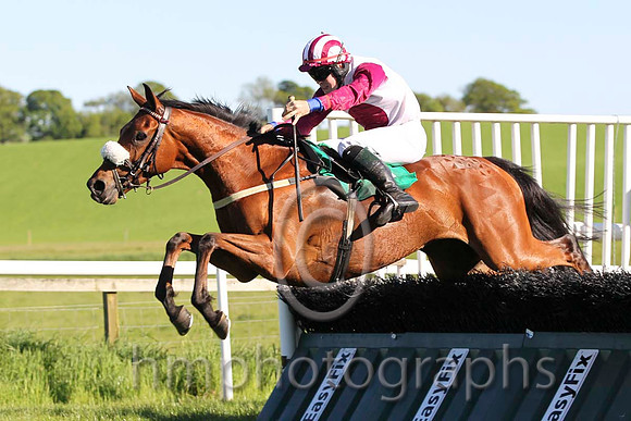 01 Point the Toes & S E Butler - winner (3, white, maroon disc) - FT8E5981-13